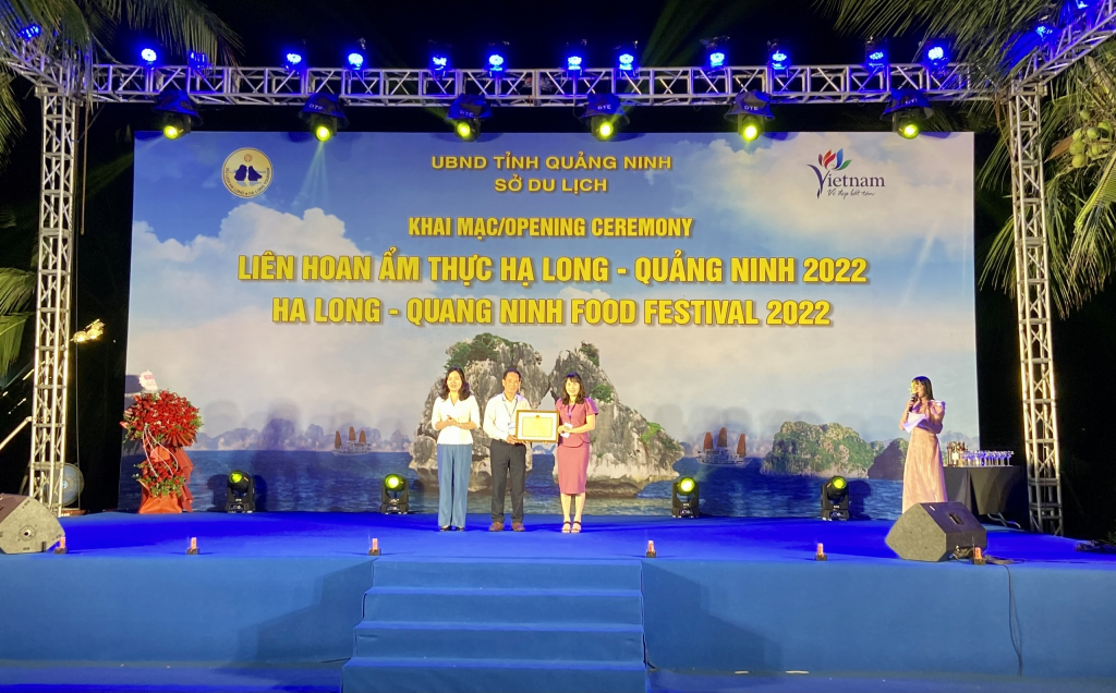 Đồng chí Nguyễn Thị Hạnh, Phó Chủ tịch UBND tỉnh trao giấy chứng nhận giải Đặc biệt cho gian hàng tiêu biểu của Trường ĐH Hạ Long-Hiệp hội du lịch Quảng Ninh